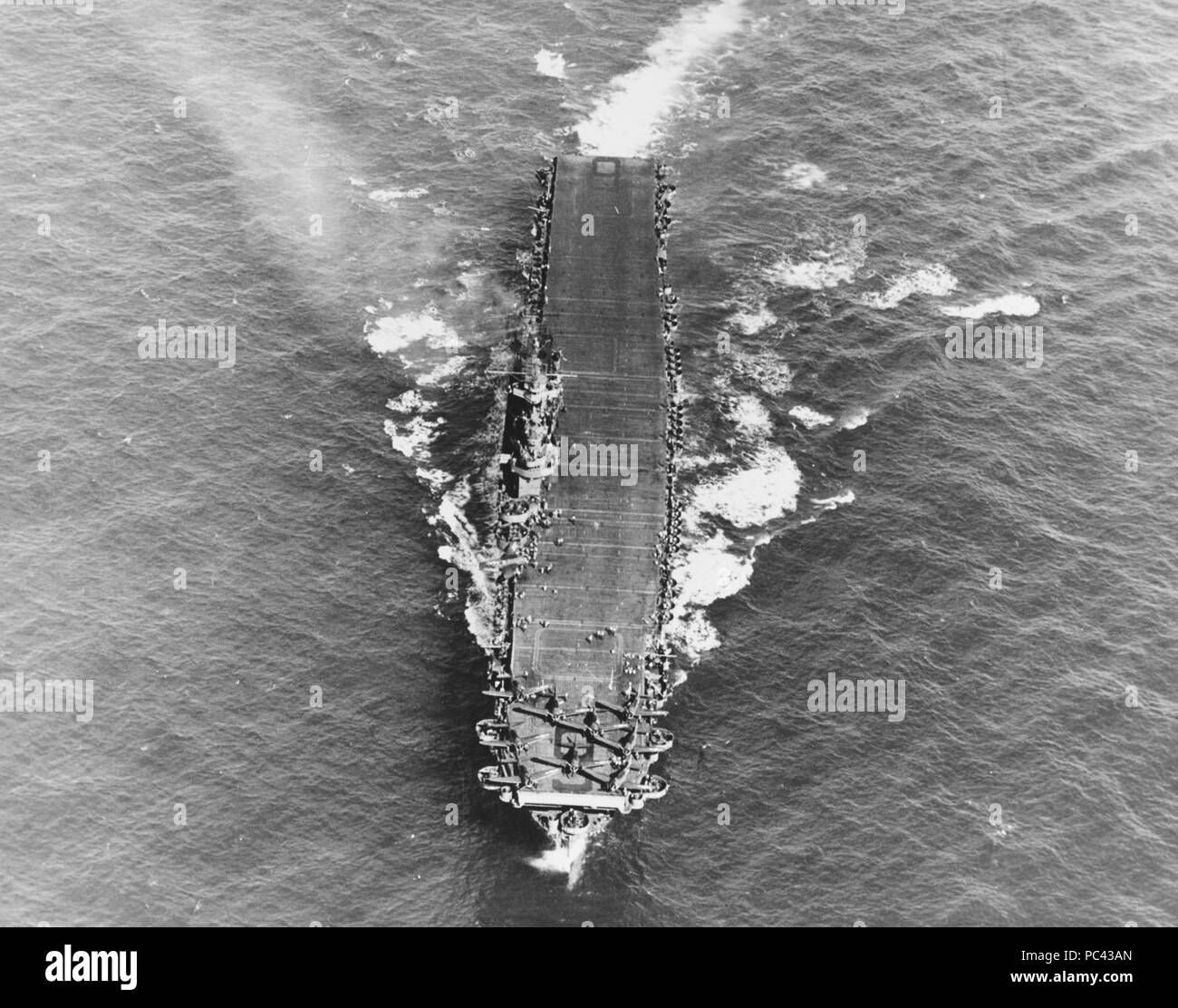 Vista aérea del USS Enterprise (CV-6) en marzo de 1944. Foto de stock