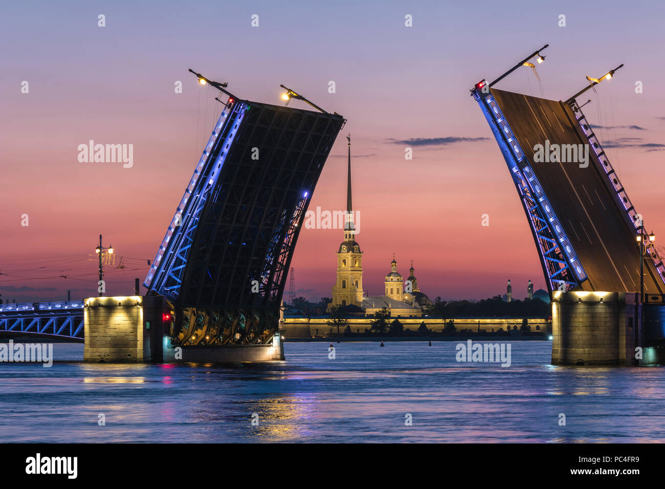 Amanecer el horizonte de la ciudad de San Petersburgo en el puente del Palacio de San Petersburgo, Rusia Foto de stock