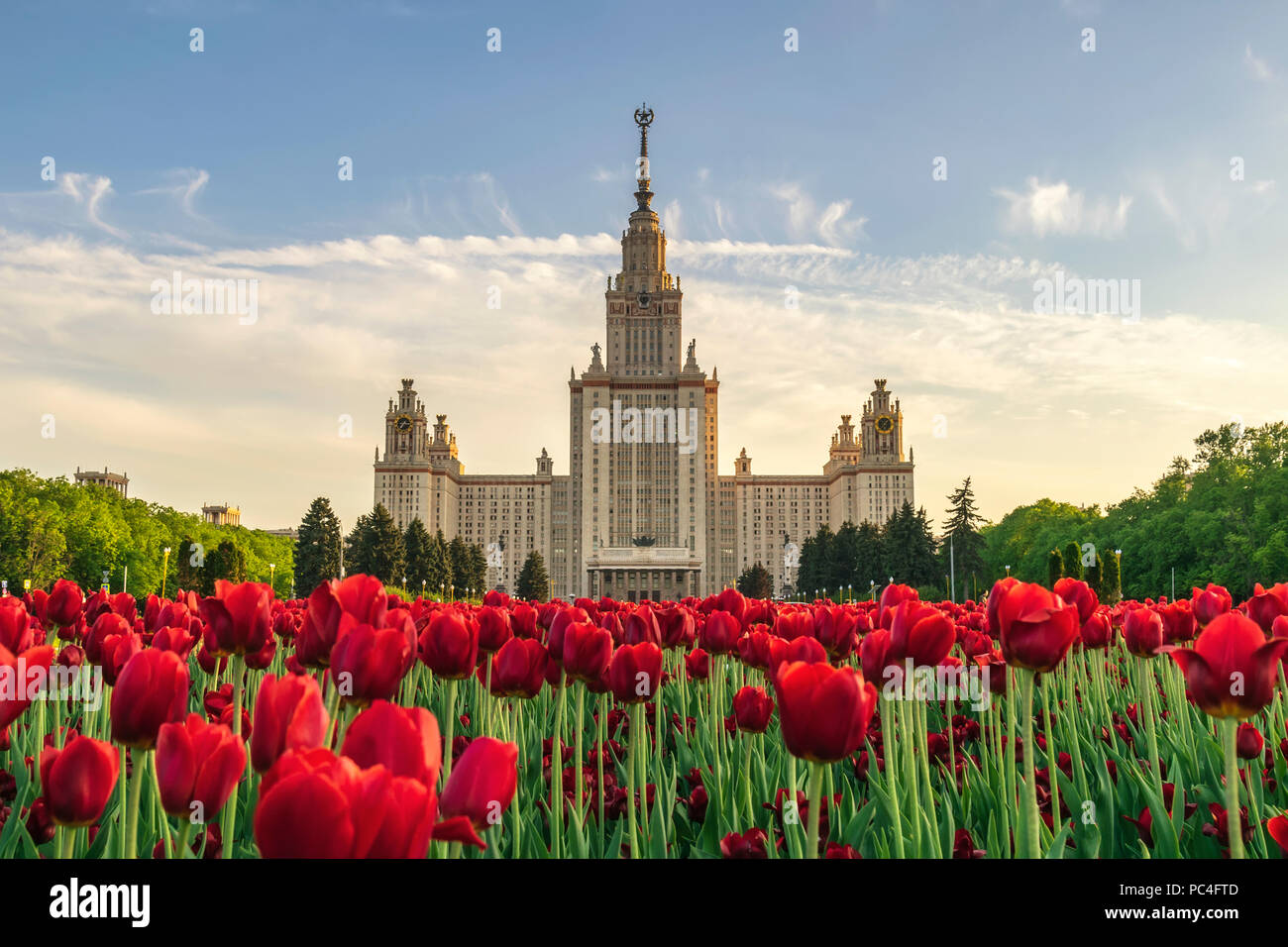 El horizonte de la ciudad de Moscú en la Universidad Estatal de Moscú Lomonosov, Moscú, Rusia Foto de stock