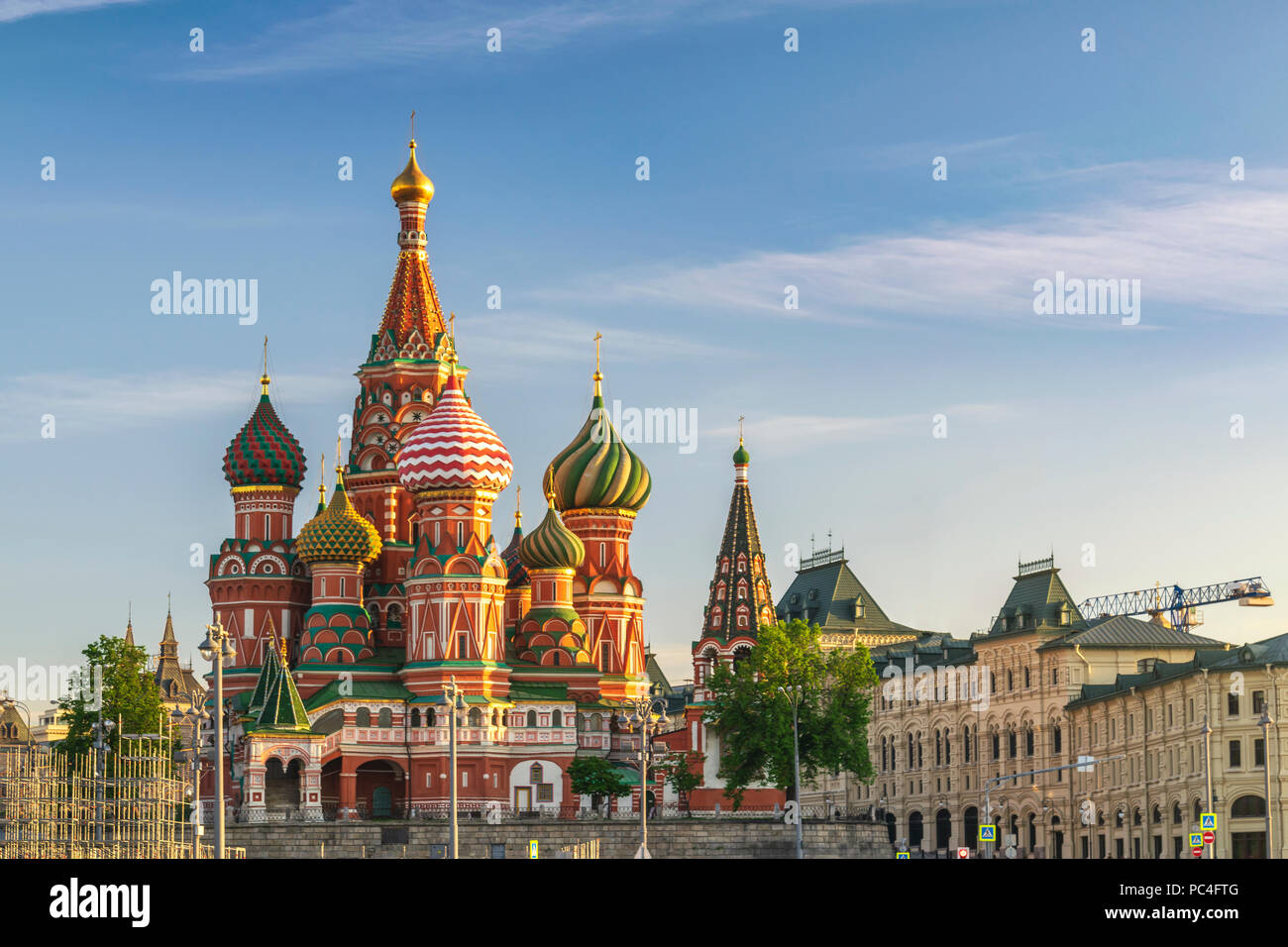 El horizonte de la ciudad de Moscú en la Catedral de San Basilio y la Plaza Roja, Moscú, Rusia Foto de stock