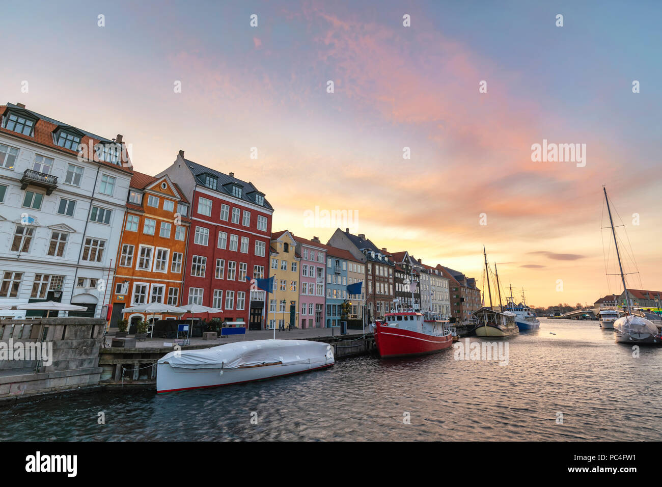 Amanecer en el horizonte de la ciudad de Copenhague puerto Nyhavn, Copenhague, Dinamarca Foto de stock