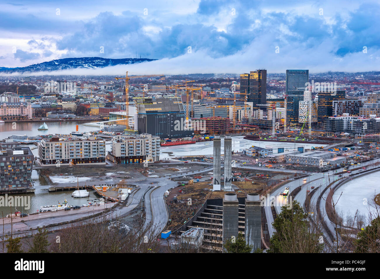 Vista aérea de la ciudad de Oslo skyline en el distrito de negocios y el proyecto de código de barras, Oslo Noruega Foto de stock