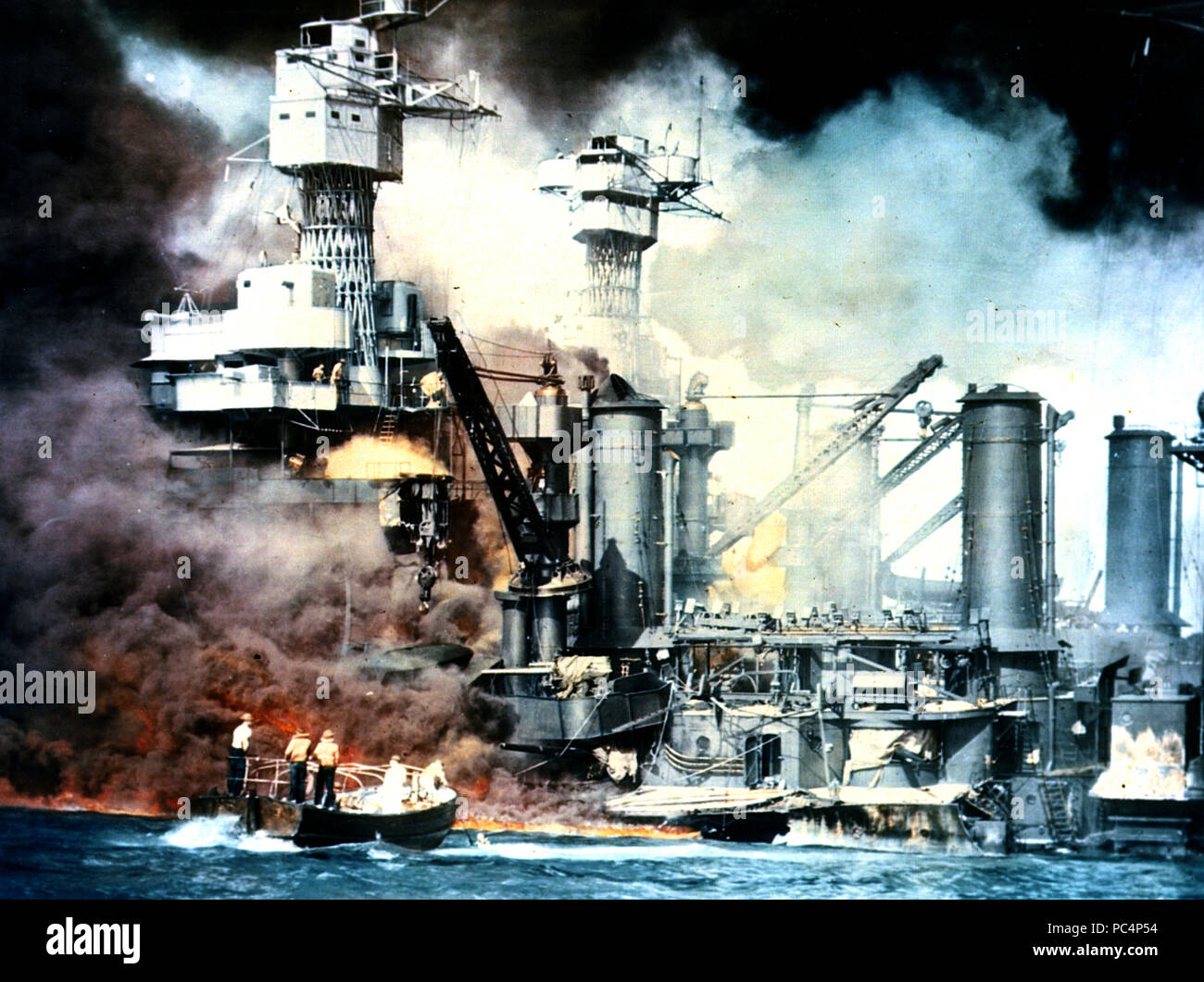 Pearl Harbor, HI. Espeso humo rollos de un ardiente buque durante el ataque de Pearl Harbor por los japoneses. El 7 de diciembre de 1941. Color Foto de stock