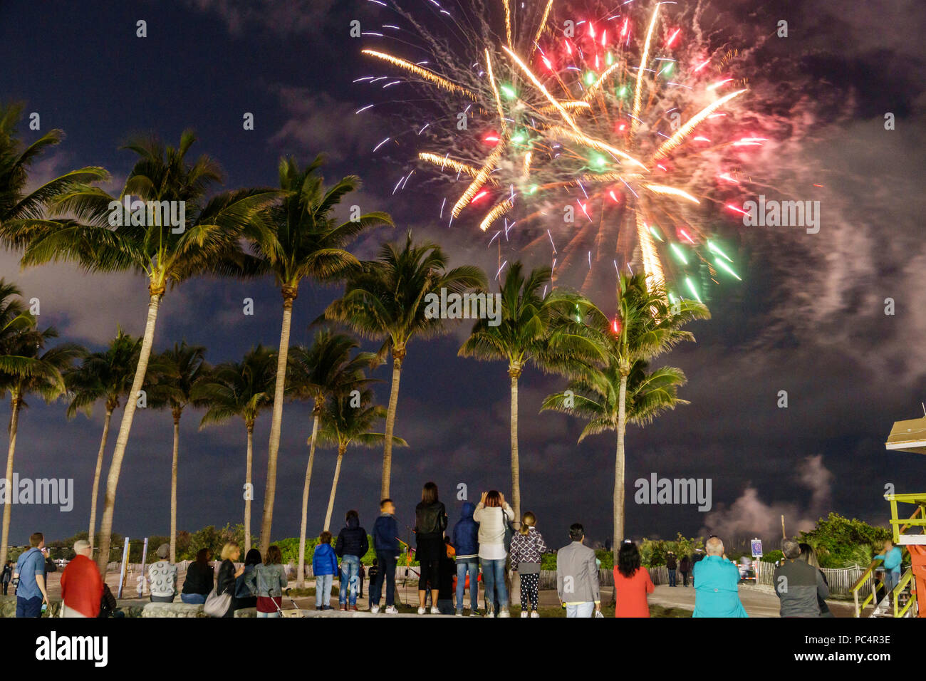 Miami Beach Florida, Nochevieja, celebración de fuegos artificiales, observación, visitantes viajes turísticos turismo puntos de referencia cultura cultural,v Foto de stock