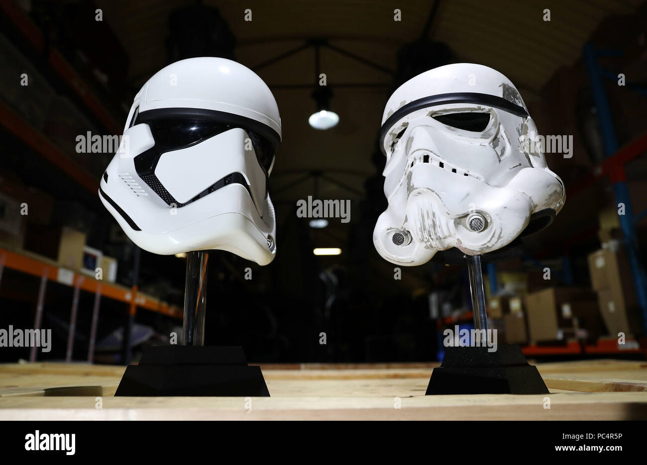 Embargados MIÉRCOLES 1 DE AGOSTO DE 0001 Stormtrooper cascos de Star Wars:  El último Jedi (izquierda) (estimación &pound;30-50,000) y Star Wars: Una  Nueva Esperanza (derecha) (estimación &pound;40-60,000) en la pantalla en el