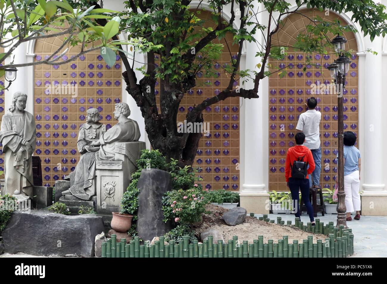 Iglesia del Sagrado Corazón de Jesús ( Nha Tho Tan Dinh ). Mural  Conmemorativo con los nombres de los muertos. Ho Chi Minh City. Vietnam.  Uso | en todo el mundo Fotografía