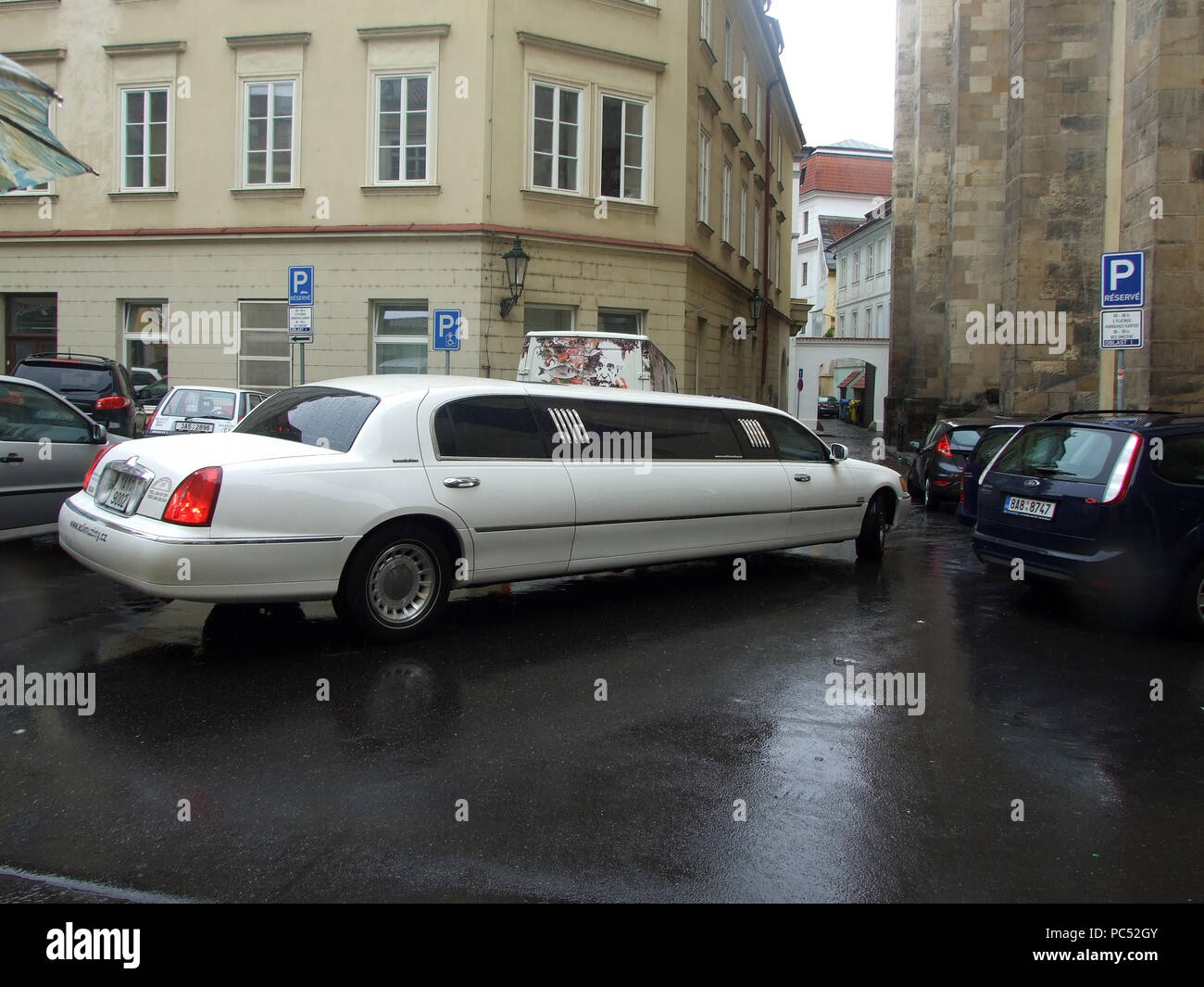 Coche nupcial largo en calles estrechas de la ciudad vieja de Praga Foto de stock