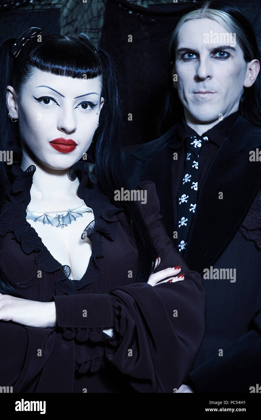 Una pareja gótica sentada en su casa Fotografía de stock - Alamy