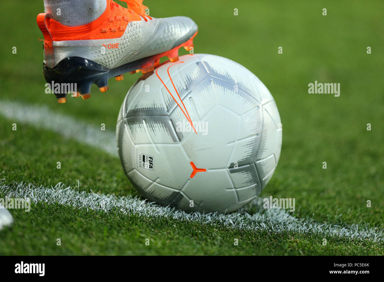 Julio 29, 2018 - Kharkiv, UCRANIA: Vista cercana de Nike Merlin Quickstrike  balón oficial. Color blanco. Botas Puma con espinas en la bola. Ukraini  Fotografía de stock - Alamy