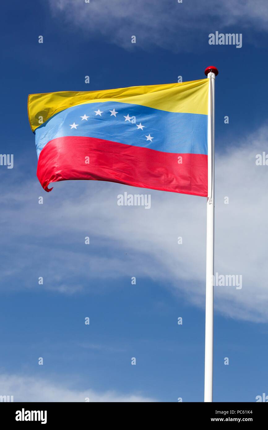 Bandera de Venezuela ondeando en el cielo Foto de stock