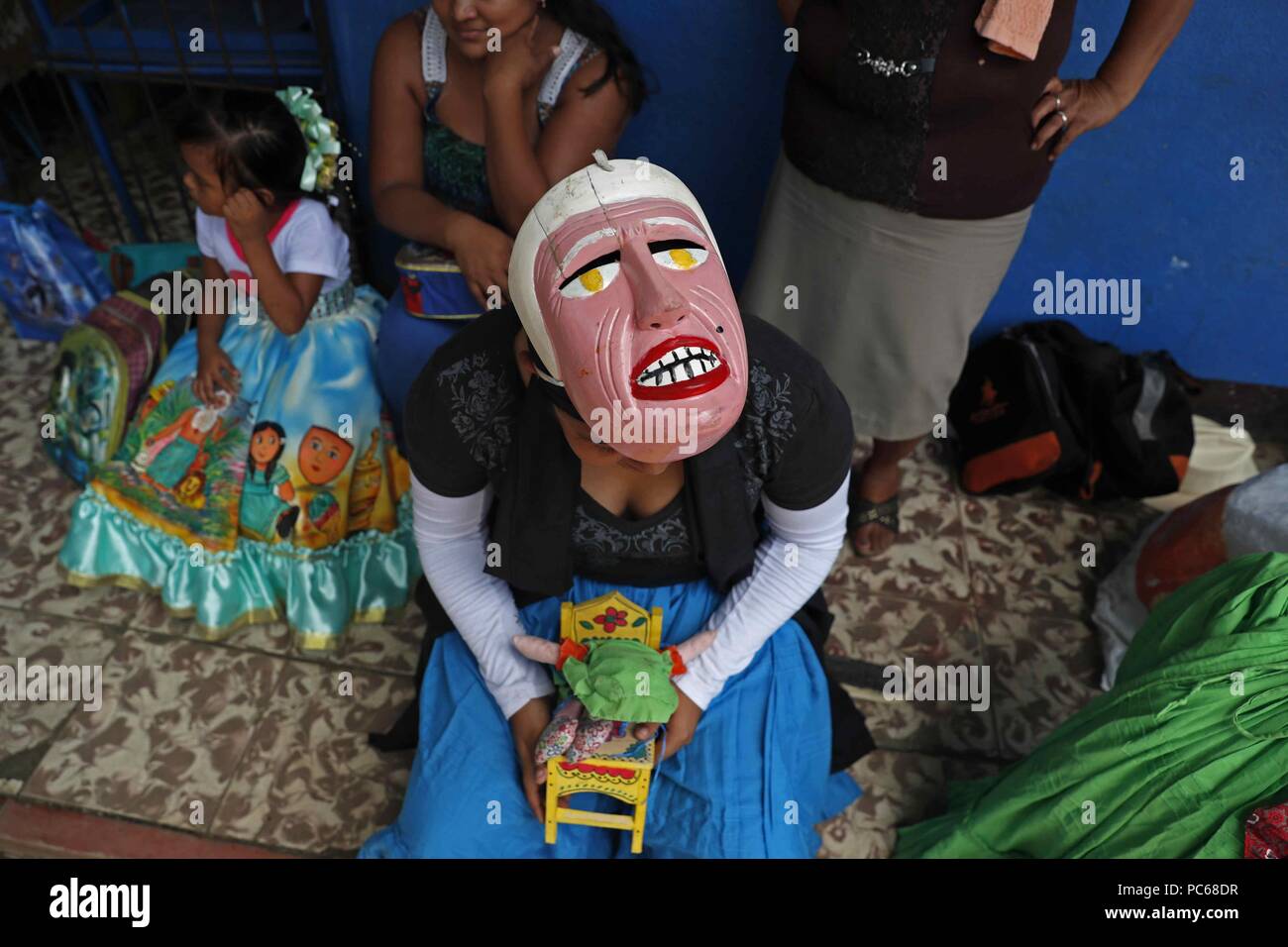 Managua Nicaragua Desde El 01 De Agosto 2018 Una Nina En Una Mascara Participa En Las