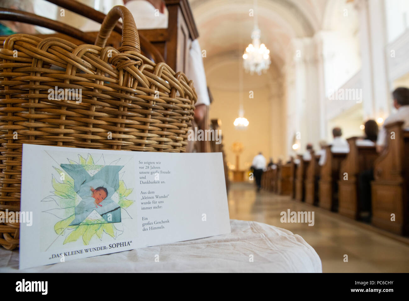 El 01 de agosto de 2018, de Amberg, Alemania: Una tarjeta de memoria de los muertos estudiante Sophia L. está tumbado en la iglesia luterana Protestante Paulaner antes del funeral. Nacido en Amberg, en el Alto Palatinado, los 28 años de edad quería Autostop desde Leipzig a Baviera a mediados de junio. Según la investigación, fue tomada por un 41-año-viejo conductor de camión y muertos en su camino hacia la parte superior de Franconia. Sophia's cuerpo fue hallado días después en España. Los 41 años de edad, sospechoso es objeto de extradición. Foto: Daniel Karmann/dpa Foto de stock