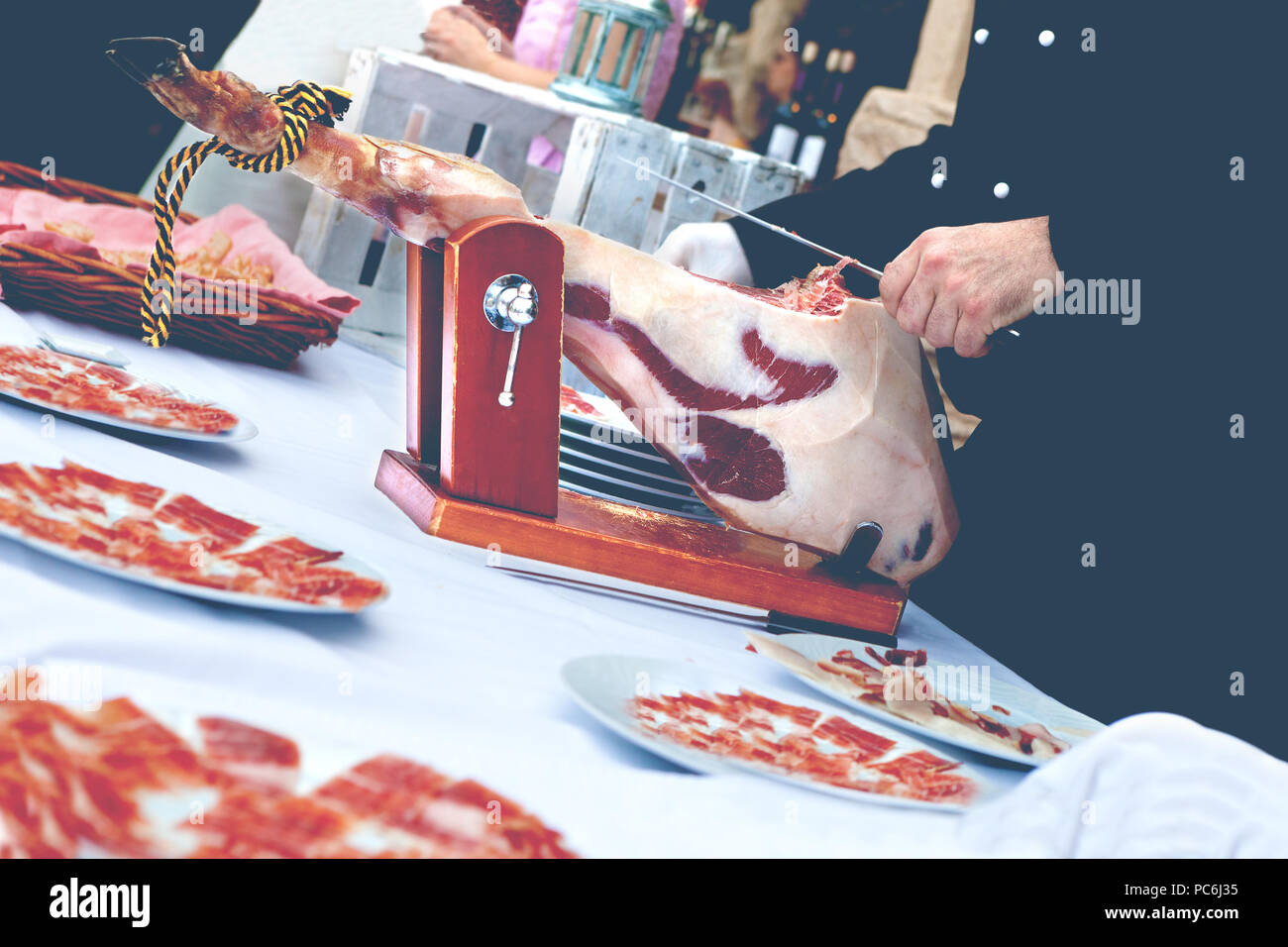 Alimentos y catering bodas y banquetes..Corte jamón ibérico Foto de stock