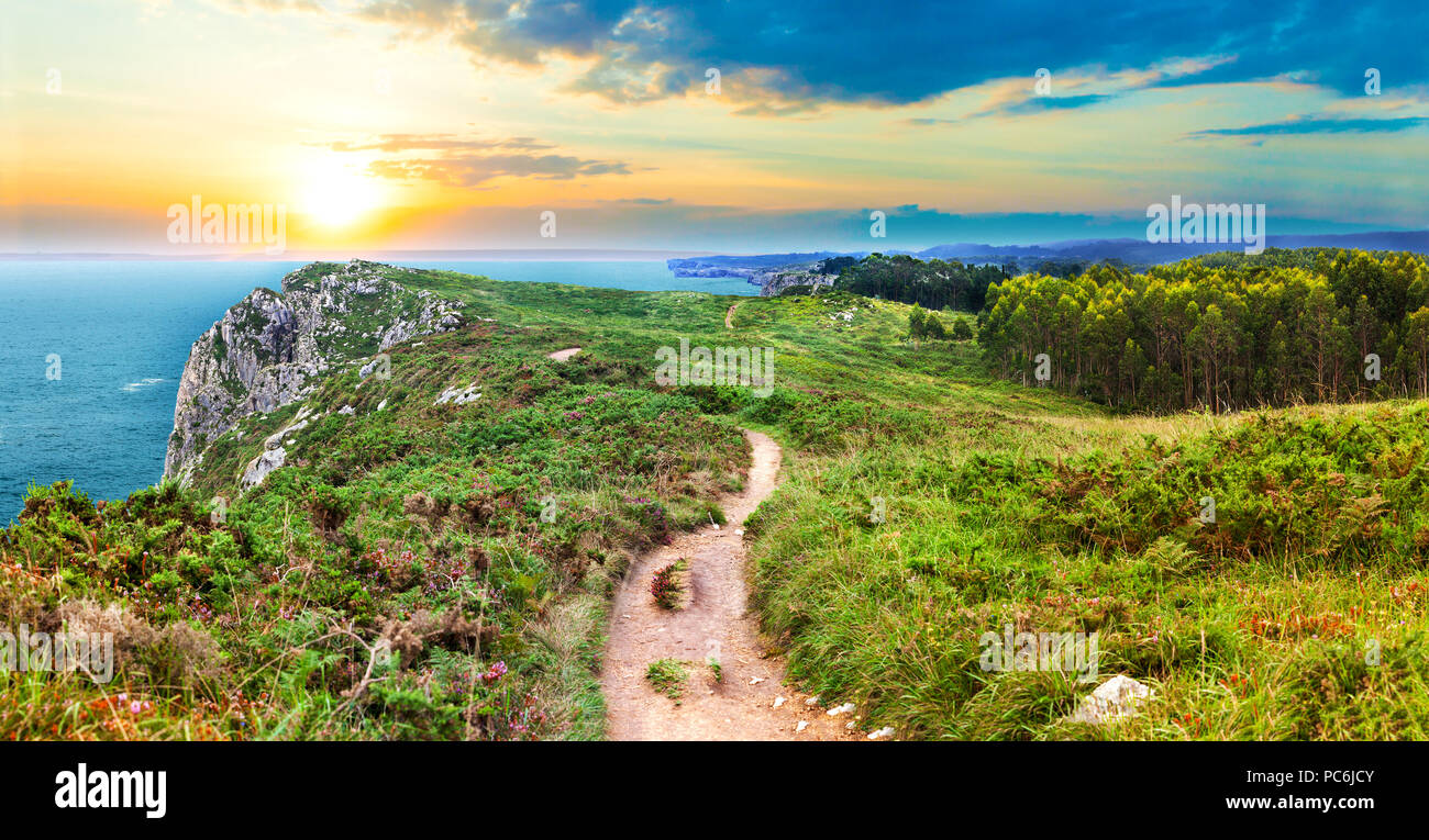 Paisaje puesta de sol paisaje acantilado y rocas.Cantabria, España.carretera salvaje naturaleza.montañas espectaculares En la costa española Foto de stock