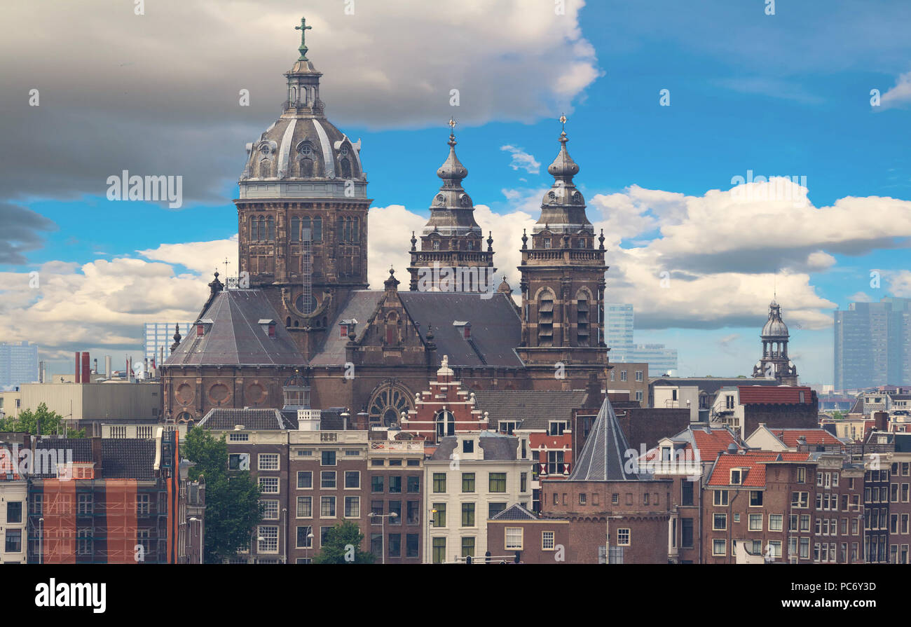 La Basílica de San Nicolás está situado en el casco antiguo barrio de Amsterdam, Países Bajos. Foto de stock