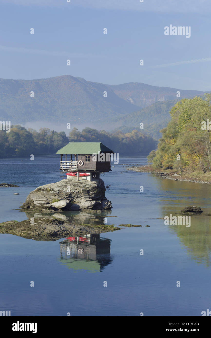 La Casa Sobre El Río Drina Con árboles En Otoño De Color Y