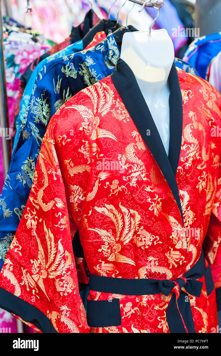 Masacre patrulla George Eliot Venta de kimonos coloridos en las calles de la ciudad de Kyoto, Japón.  Kimono es una prenda tradicional japonesa Fotografía de stock - Alamy