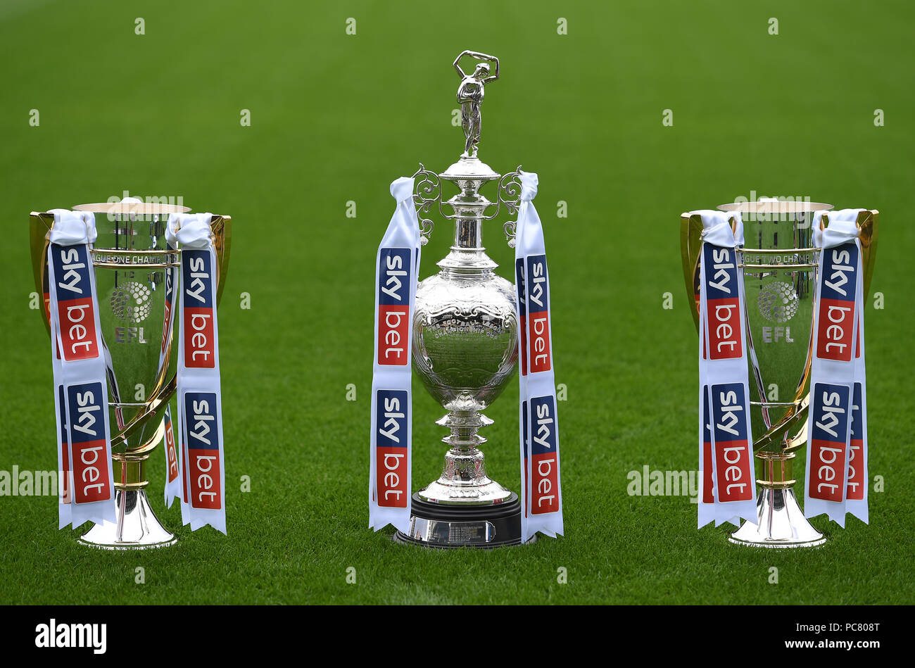 Una vista del cielo apuesta campeonato de Liga, uno de Liga y dos trofeos durante la pre-temporada 2018/19 EFL acontecimiento mediático en Meadow Lane, Nottingham. Foto de stock