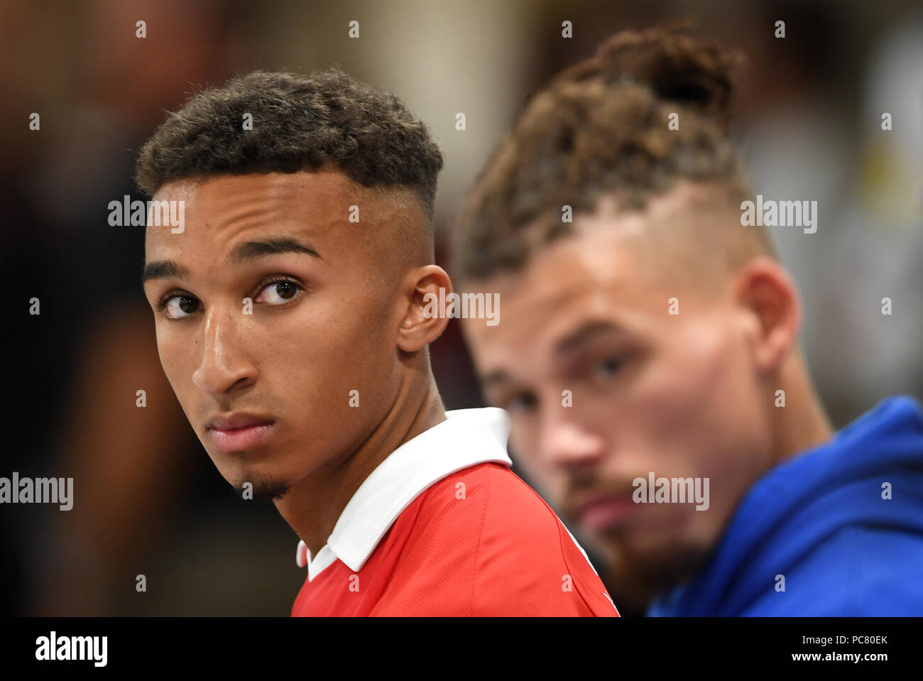 Jacob Brown de Barnsley (izquierda) y Kalvin Phillips de Leeds United durante el evento de prensa de la EFL 2018/19 en Meadow Lane, Nottingham. PRENSA FOTO DE ASOCIACIÓN. Fecha de la foto: Martes 31 de julio de 2018. Ver historia de PA FÚTBOL EFL. El crédito de la foto debe ser: Joe Giddens/PA Wire. RESTRICCIONES: No se puede utilizar con audio, vídeo, datos, listas de mobiliarios, logotipos de clubes/ligas o servicios 'en vivo' no autorizados. El uso en línea del partido está limitado a 75 imágenes, sin emulación de vídeo. No se puede utilizar en apuestas, juegos o publicaciones de un solo club/liga/jugador. Foto de stock