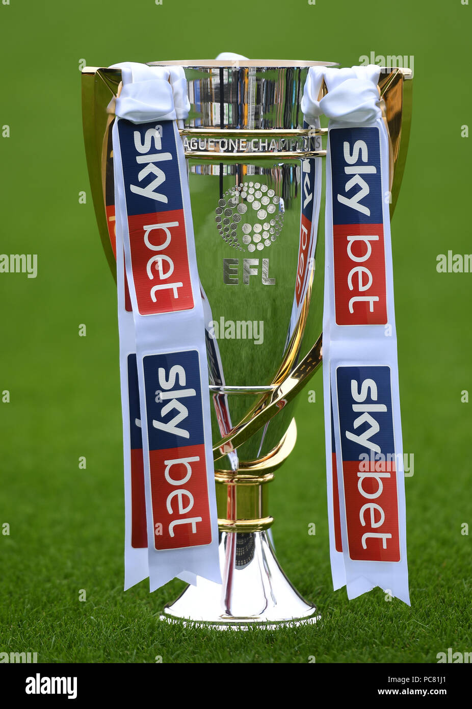 Una vista del cielo apuesta un trofeo de Liga durante la pre-temporada 2018/19 EFL acontecimiento mediático en Meadow Lane, Nottingham. Foto de stock
