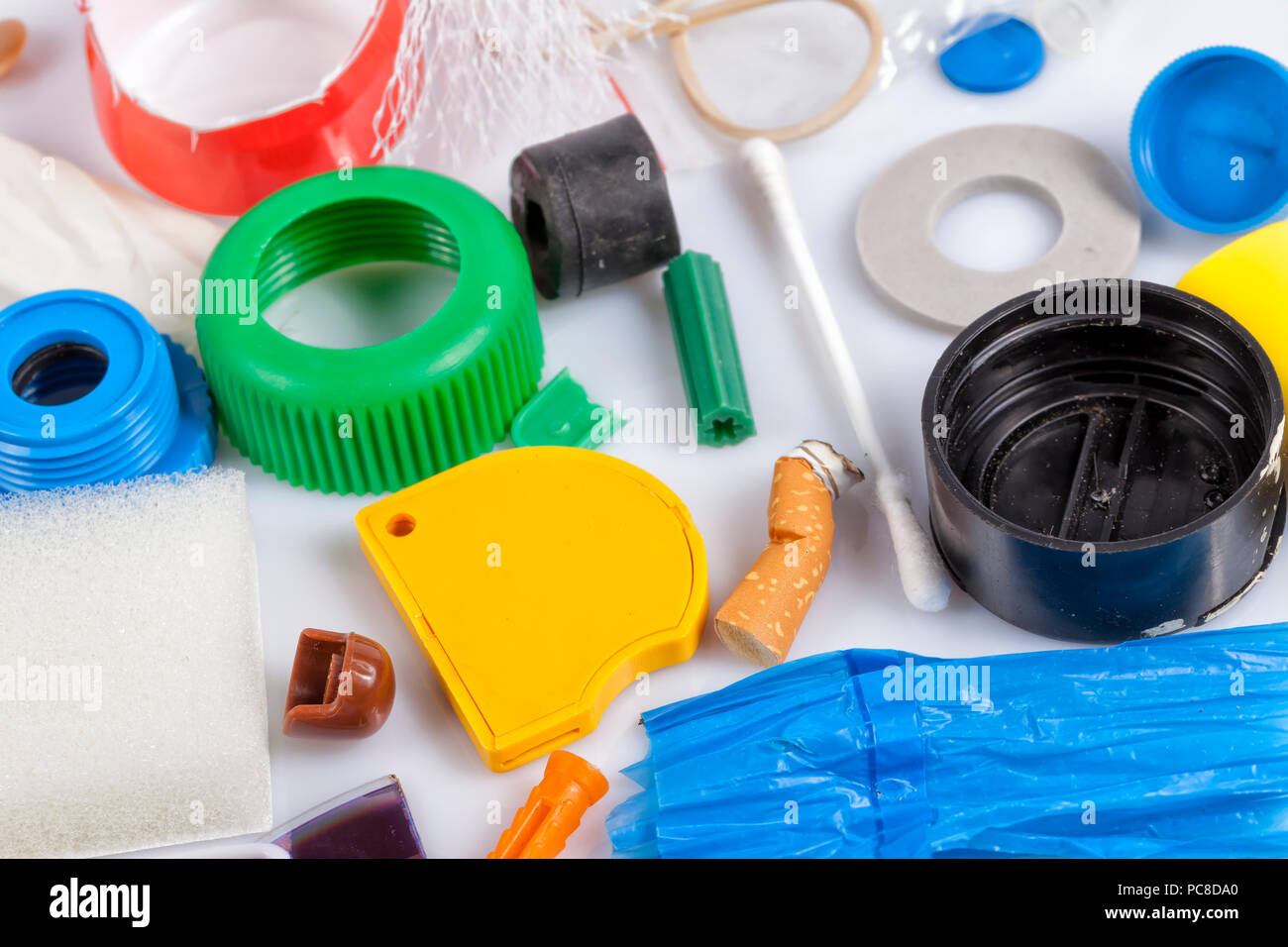 Diferentes piezas de objetos de plástico que contaminan los mares y el medio  ambiente en general Fotografía de stock - Alamy