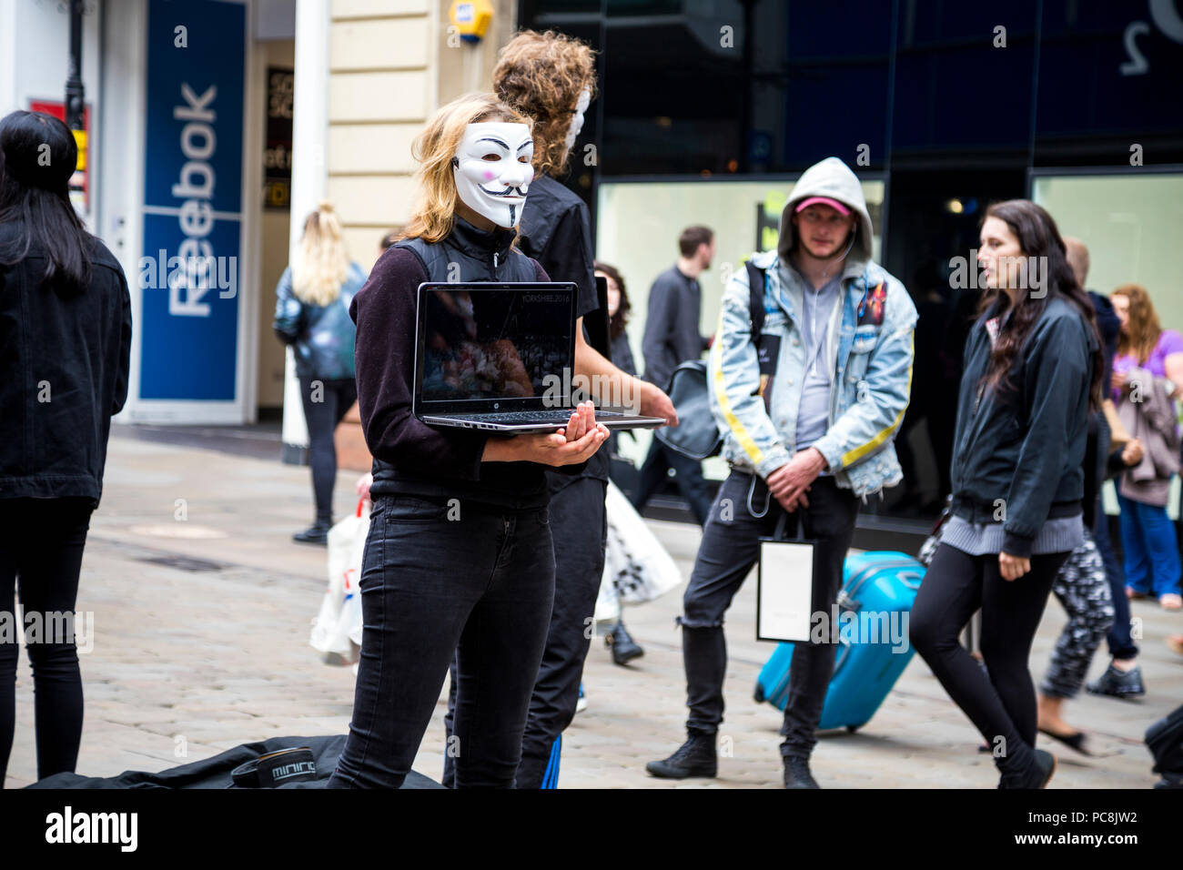 2 de junio de 2018 en Manchester, Reino Unido - Anónimo máscaras protestando contra la crueldad animal en la industria alimentaria Foto de stock