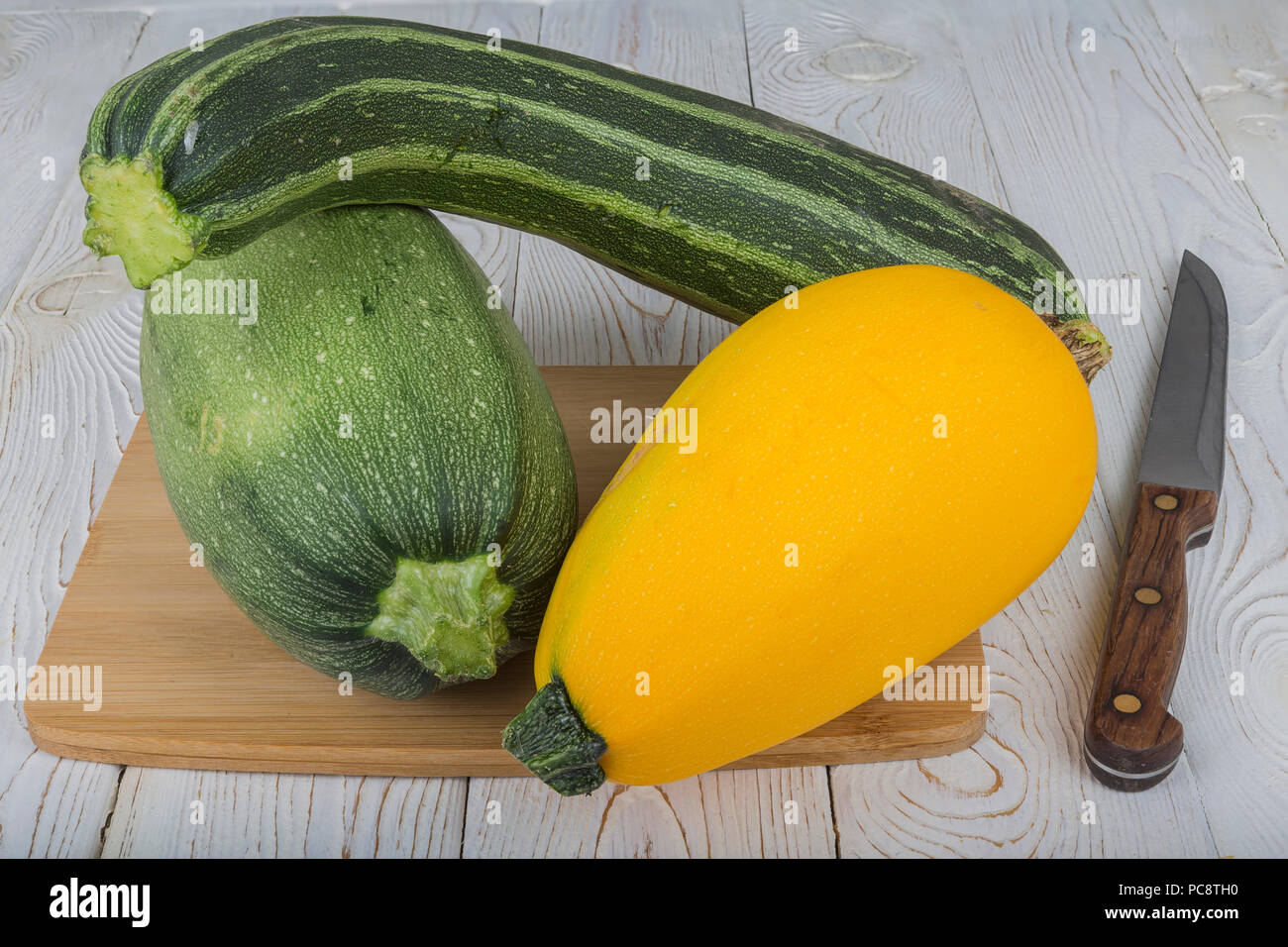 Verduras (calabacín y patisson) en la junta. Foto de stock