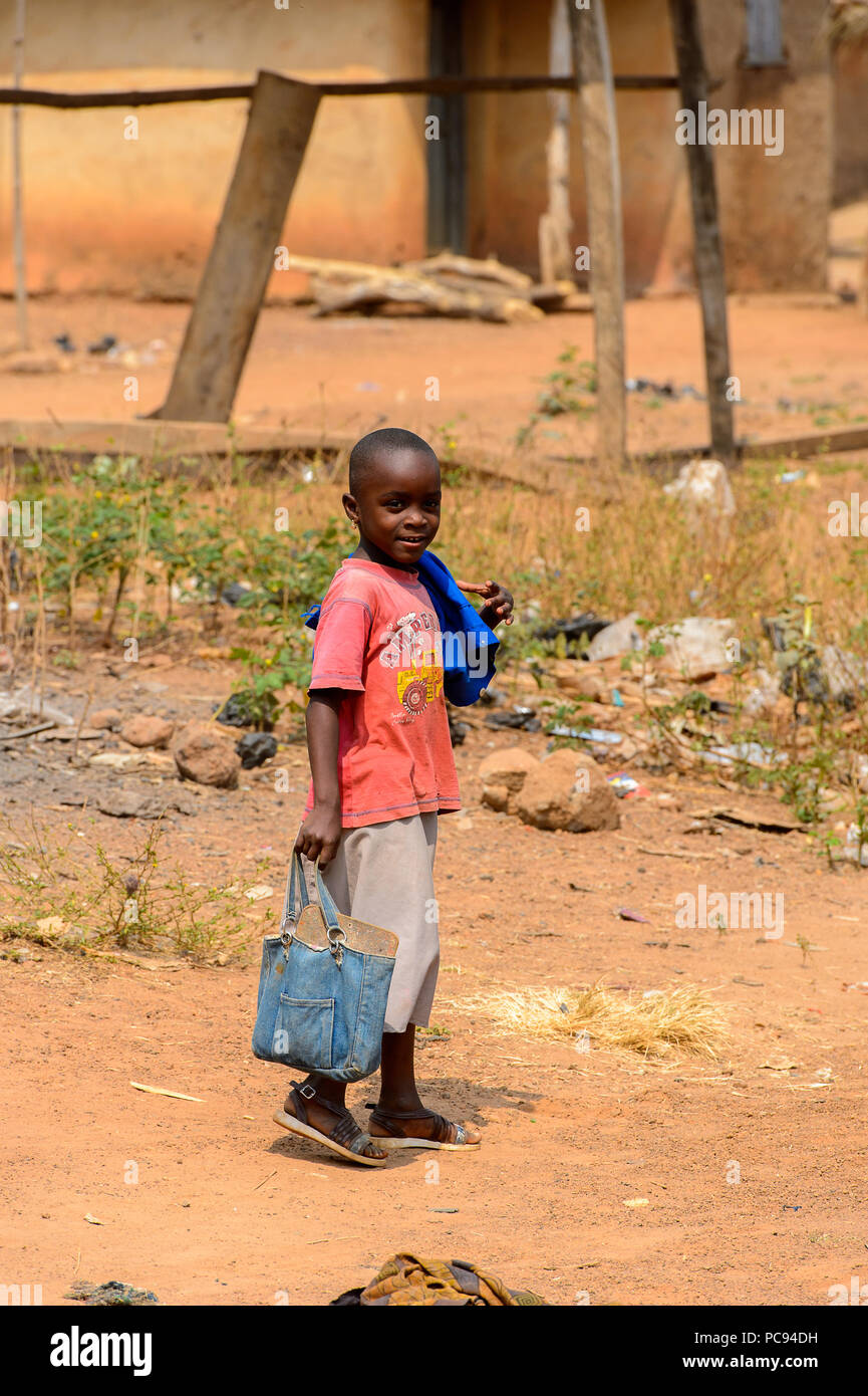 PIRA, BENIN - Jan 12, 2017: No Identificados niña beninés lleva su mochila  escolar. Benin niños sufren de pobreza debido a la mala economía Fotografía  de stock - Alamy