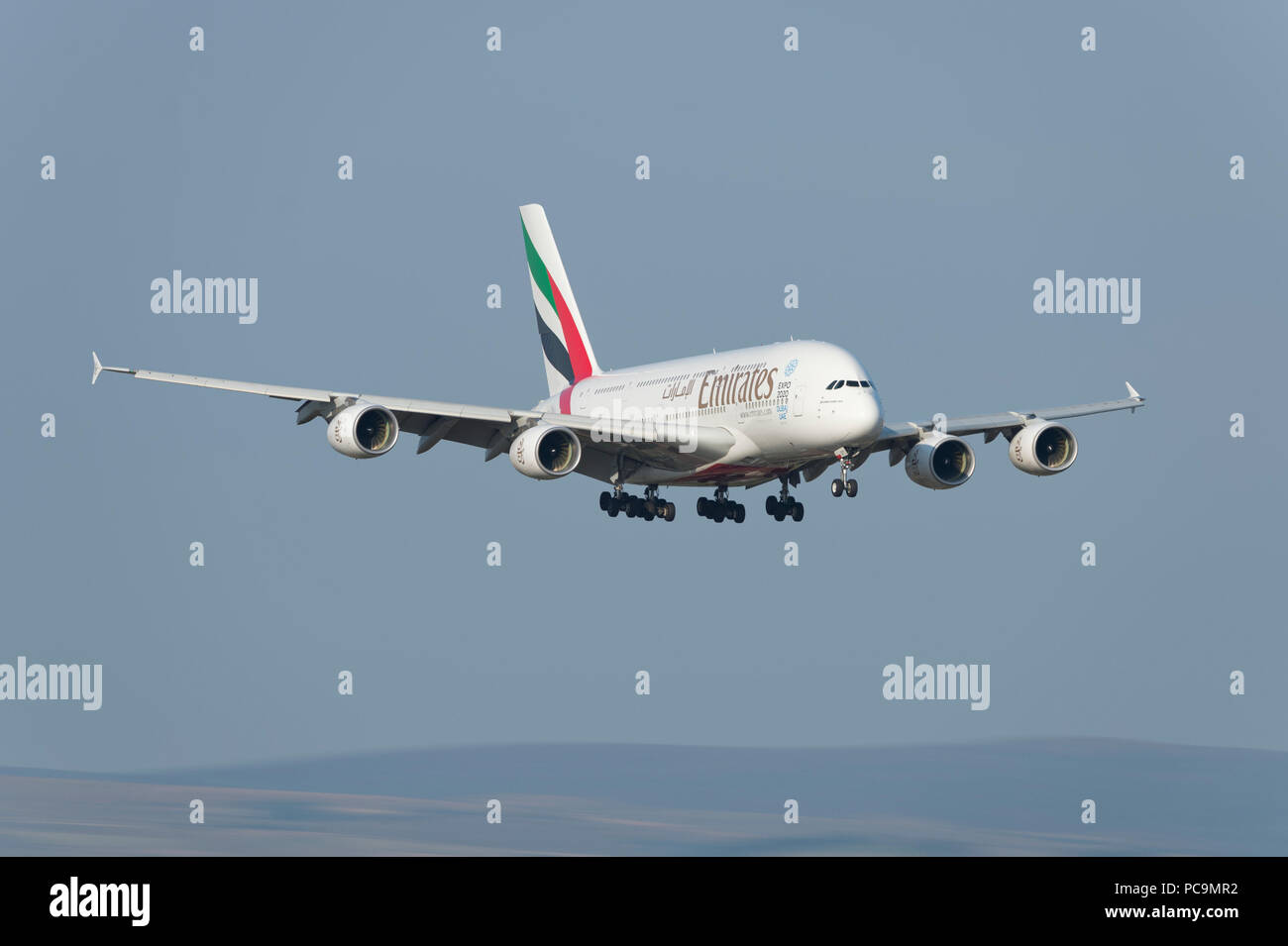 Un Airbus A380-861 de Emirates viene a aterrizar en el aeropuerto de Manchester, Reino Unido. Foto de stock