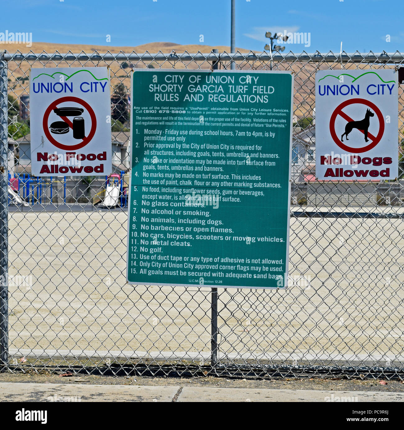Shorty Garcia Césped normas y reglamentos signos, Union City, California Foto de stock