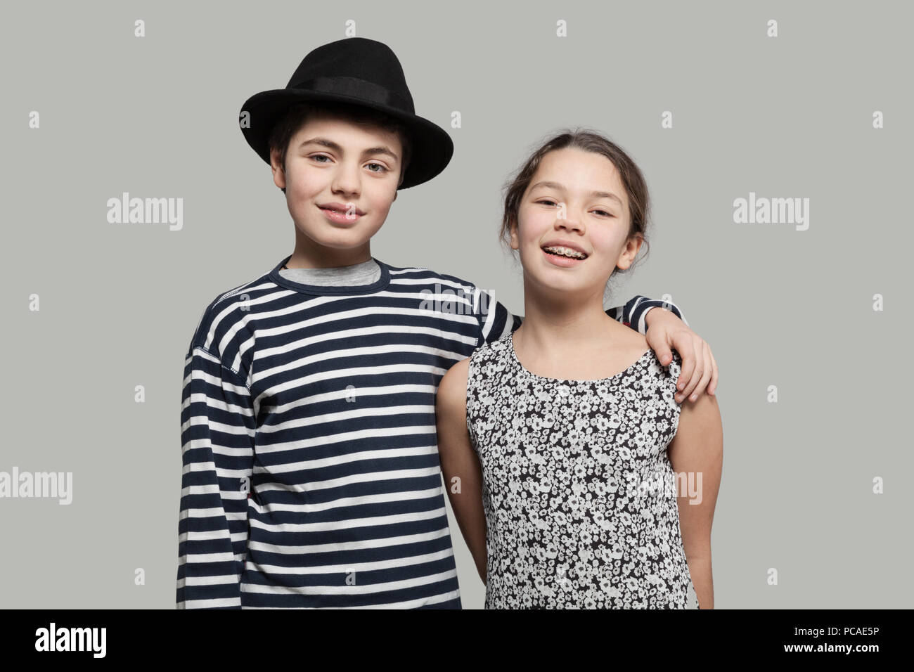 Linda pareja de adolescentes vistiendo ropa retro, retrato en studio  Fotografía de stock - Alamy