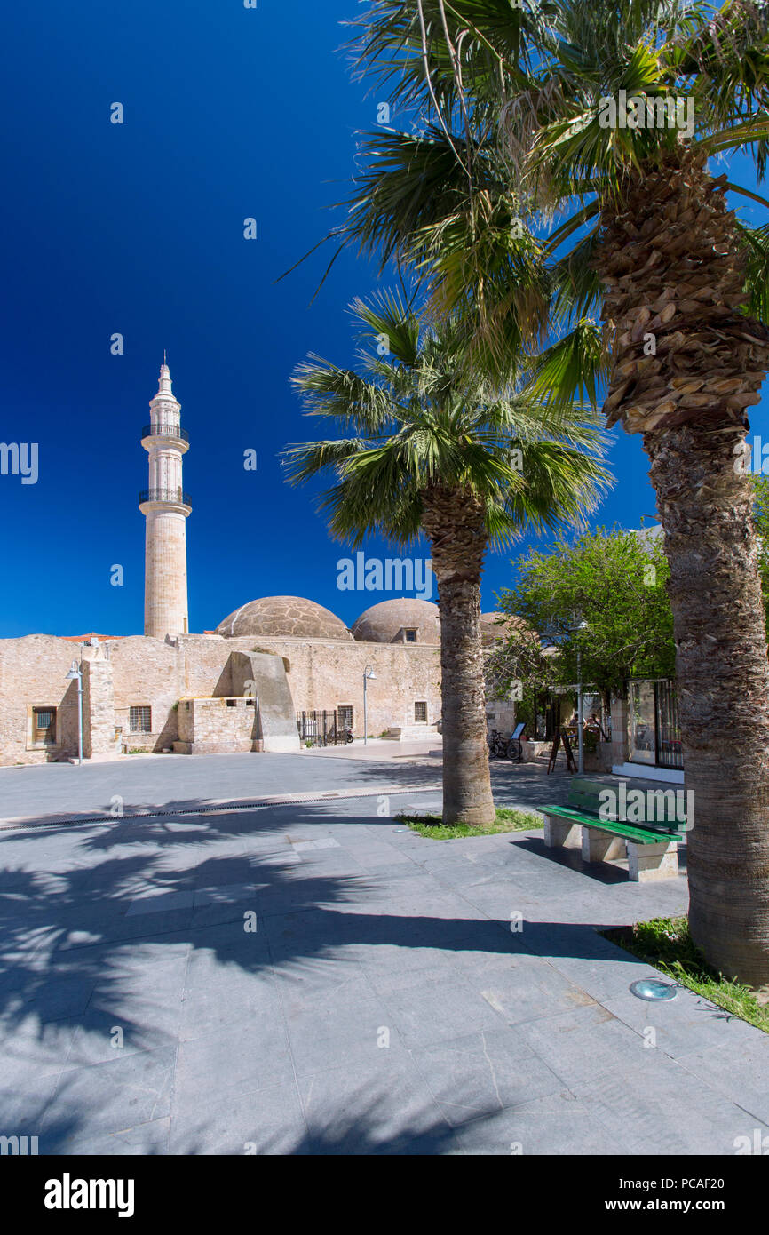 El minarete de la Mezquita (Nerantze histórica Mezquita Gazi Hussein) en el casco antiguo de Rétino, en la isla de Creta, las Islas Griegas, Grecia, Europa Foto de stock