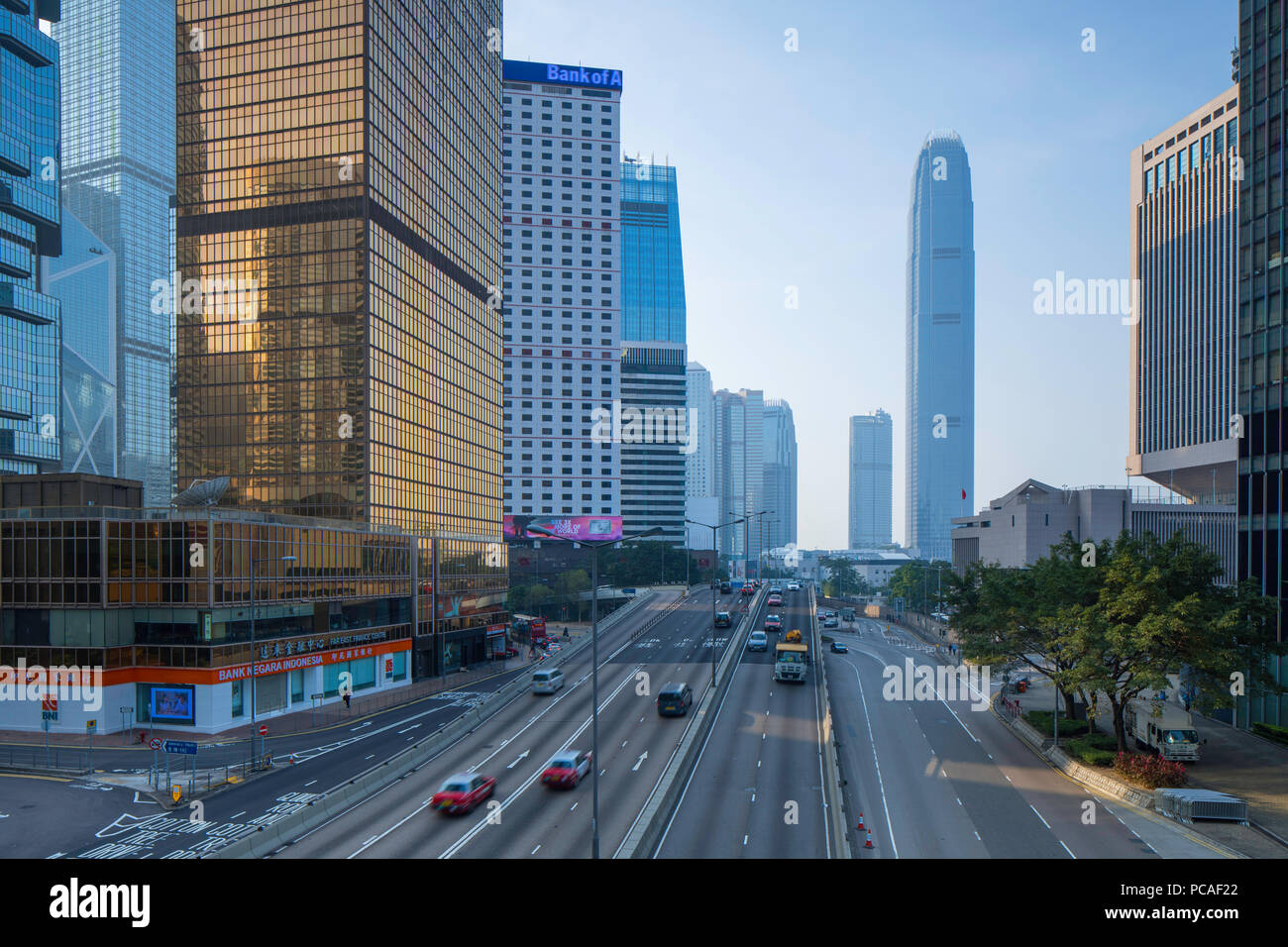 Centro de Finanzas Internacional (CFI) y el Connaught Road, Central, la Isla de Hong Kong, Hong Kong, China, Asia Foto de stock