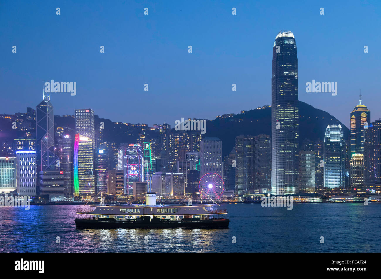 El Star Ferry en Victoria Harbour al atardecer, la Isla de Hong Kong, Hong Kong, China, Asia Foto de stock