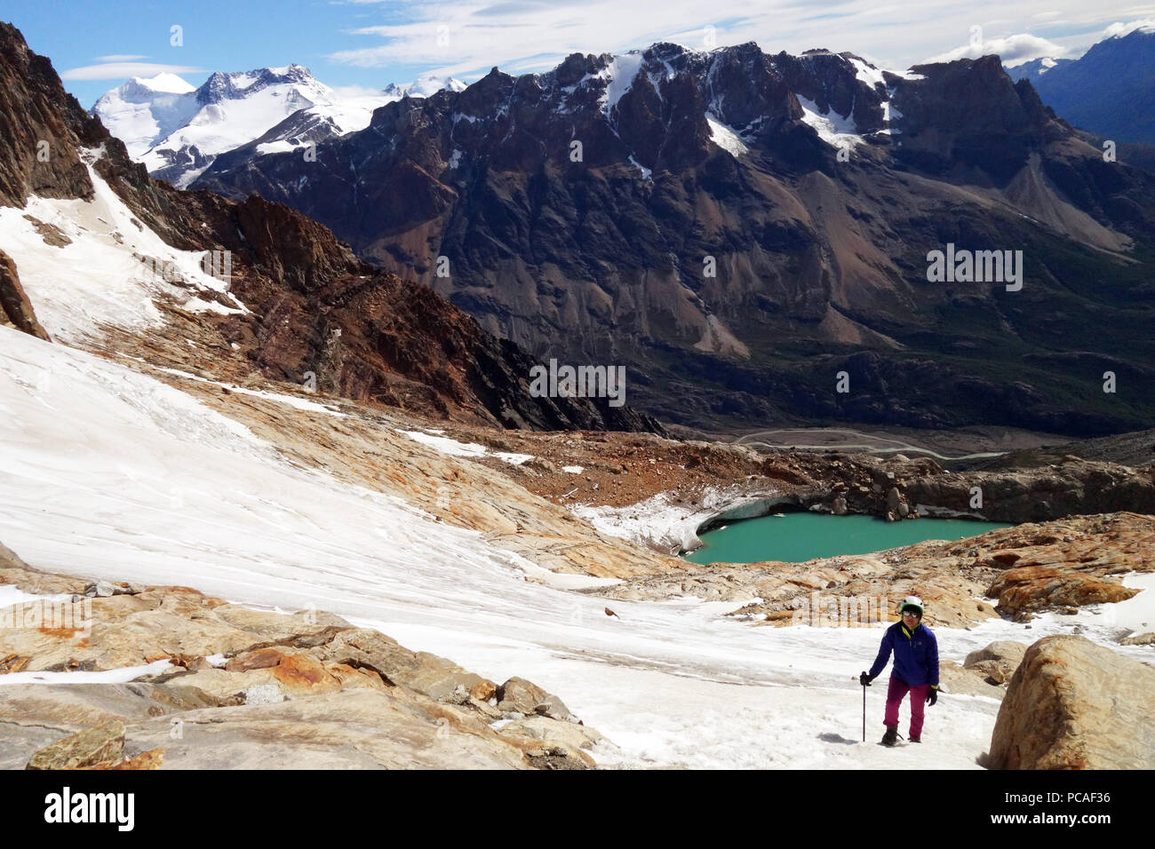 Un escalador en la montaña a continuación Monte Fitz Roy, El Chaltén, Patagonia, Argentina, Sudamérica Foto de stock
