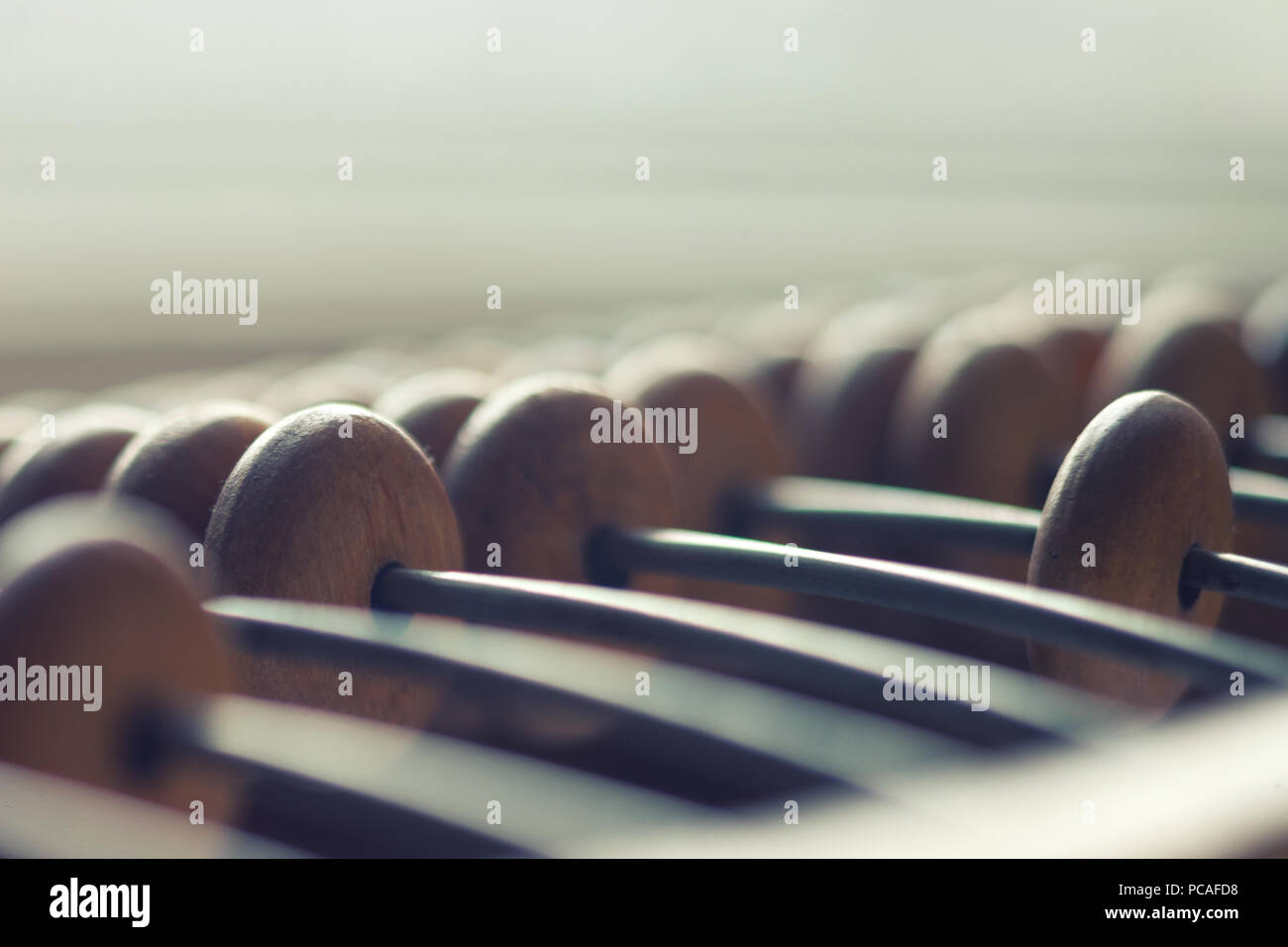 Abacus antiguas de madera en las varillas para operaciones aritméticas. Foto de stock