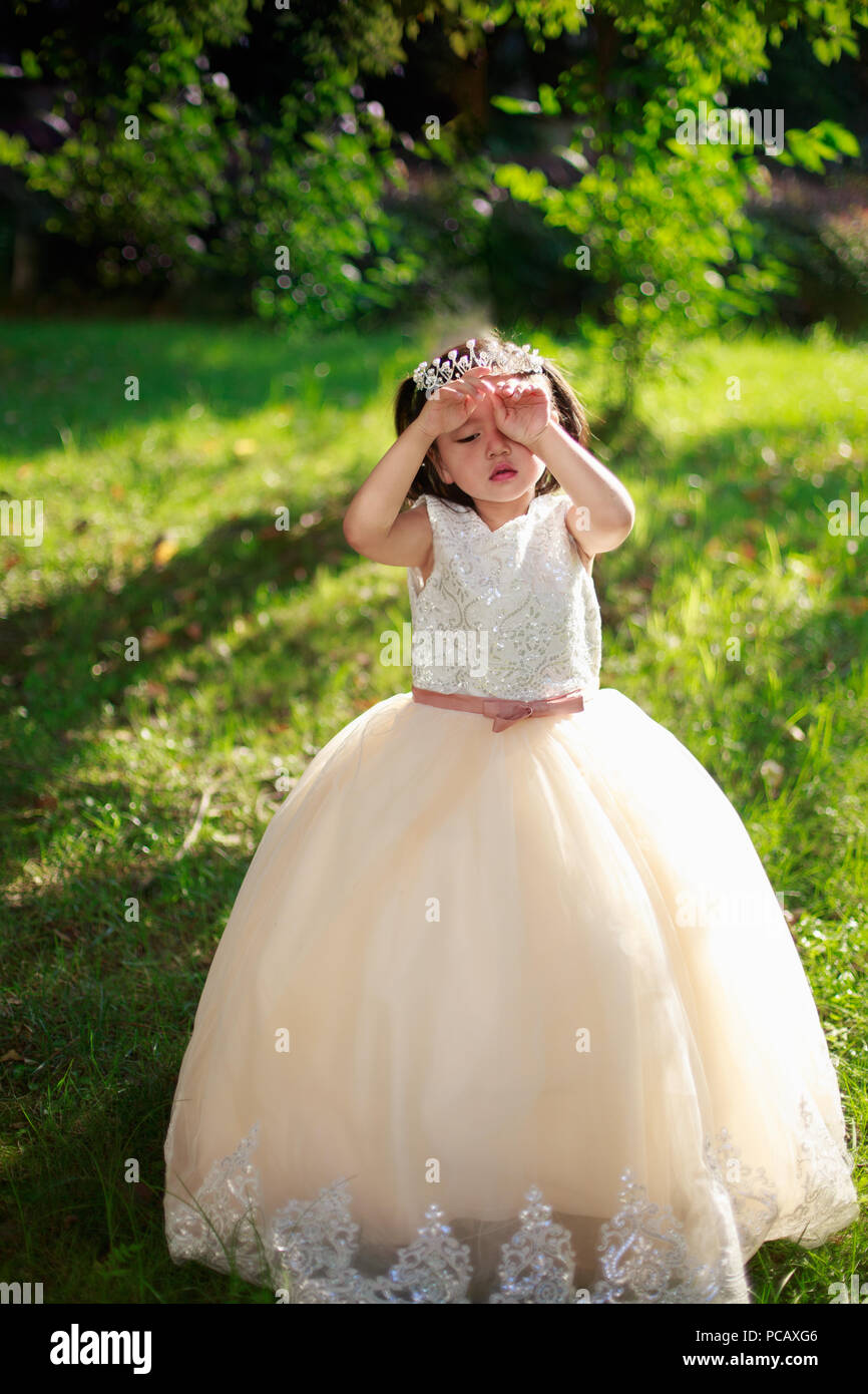 Un poco de Asia chica de pie en el césped vistiendo una falda de princesa  Fotografía de stock - Alamy