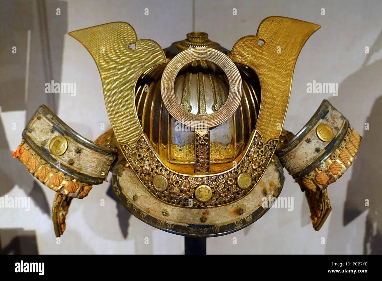 Akodanari kabuto (casco) con forma de melón y menpo (media máscara), Hachisuka Yoshishige crest, Haruta escuela, Japón, período Muromachi, finales del 1500 AD - Foto de stock