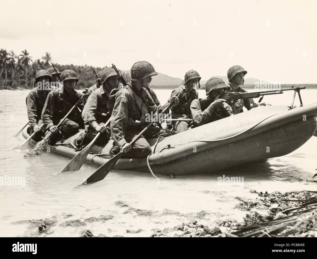 Central de la campaña de las Islas Salomón, marines desembarcar en bote de  goma Fotografía de stock - Alamy