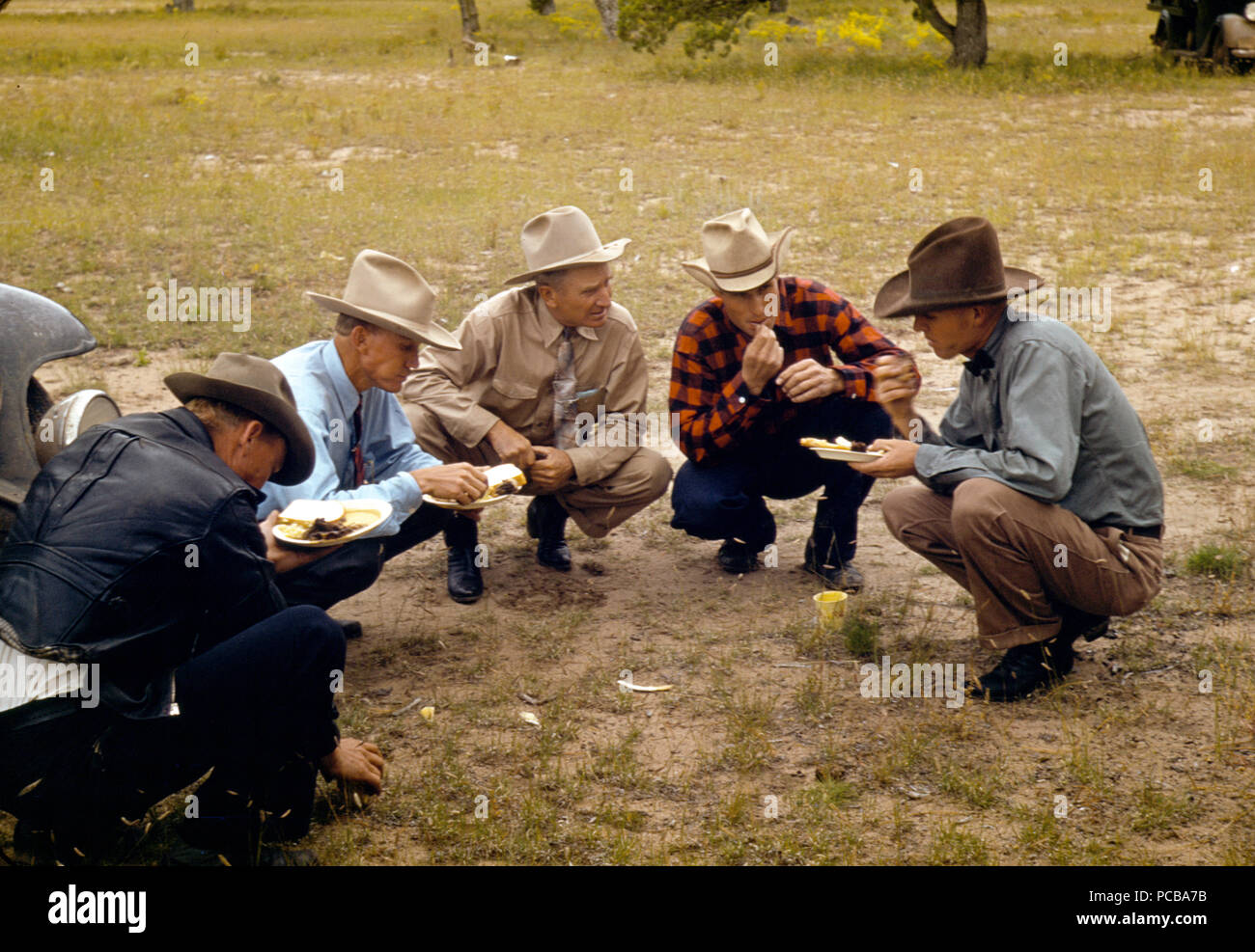 Los hombres de una pequeña comunidad en Nuevo México comiendo en la barbacoa de octubre de 1940 Foto de stock