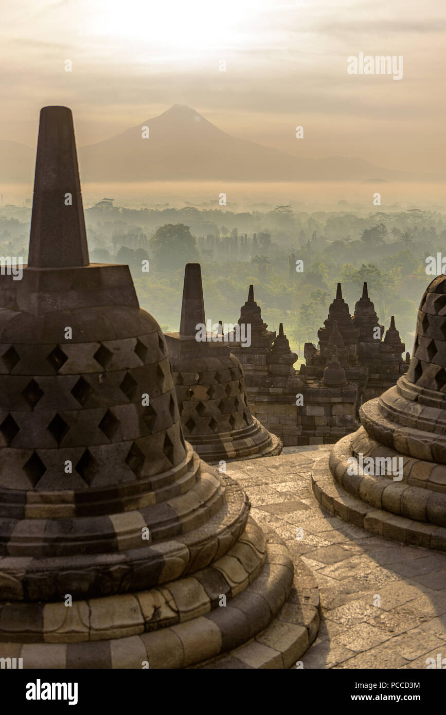 Yogyakarta, Java, Indonesia : 15 Nov 2017 : templo de Borobudur durante el día, Yogyakarta, Java, Indonesia. Foto de stock