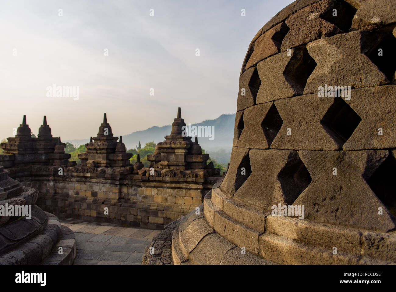 Yogyakarta, Java, Indonesia : 15 Nov 2017 : templo de Borobudur durante el día, Yogyakarta, Java, Indonesia. Foto de stock