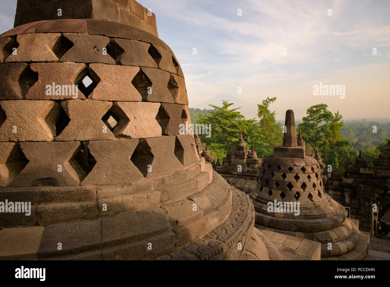 Yogyakarta, Java, Indonesia : 15 Nov 2017 : templo de Borobudur durante el día, Yogyakarta, Java, Indonesia. Foto de stock