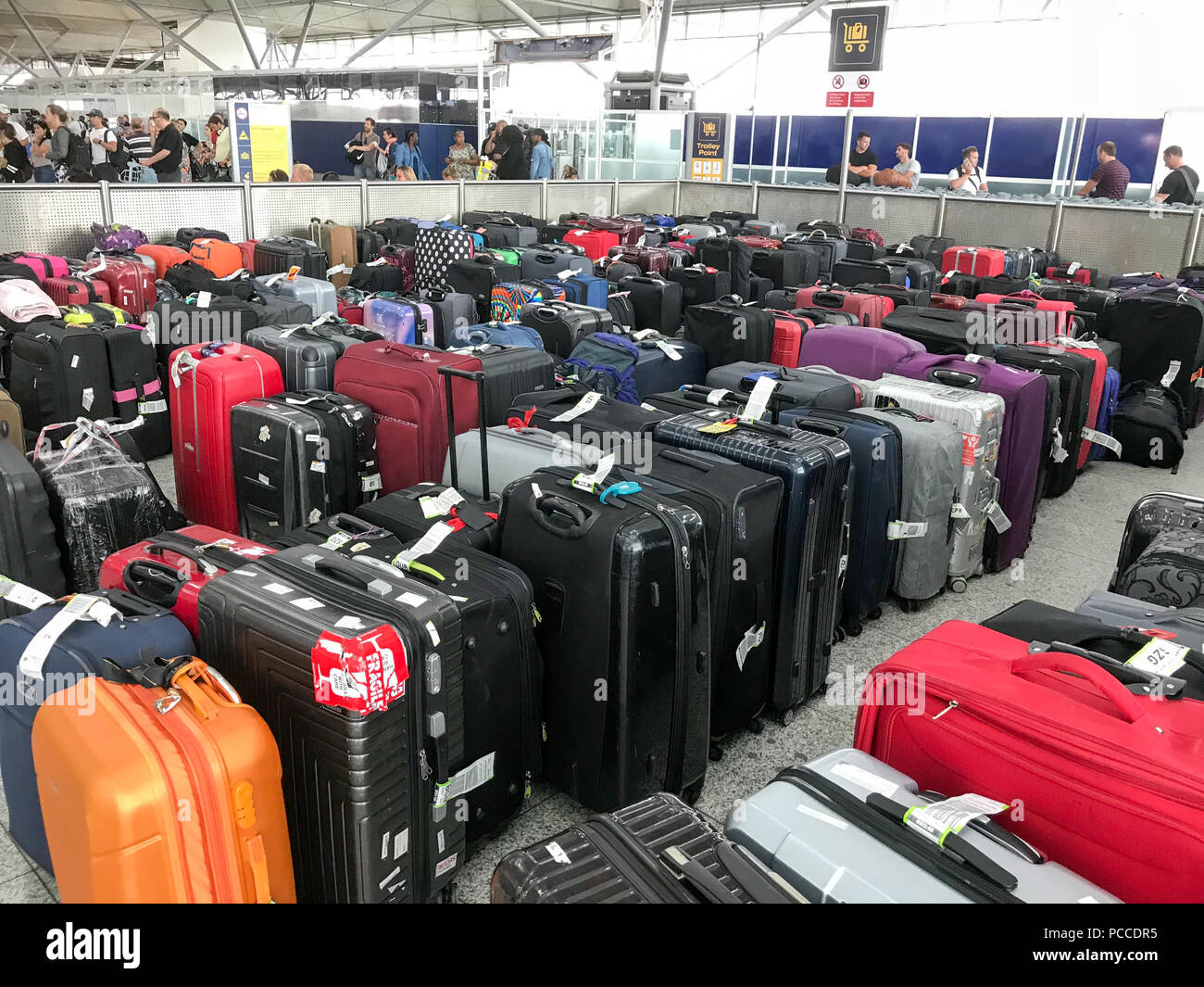 Algunos de más de un millar de maletas abandonadas a la izquierda en el  aeropuerto de Stansted en Essex, el domingo por la tarde a la espera de ser  recogido por los