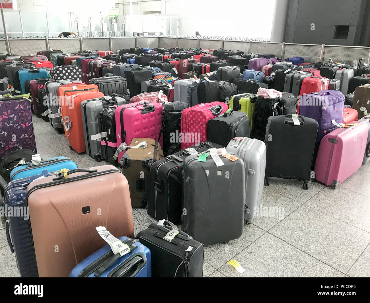 Algunos de más de un millar de maletas abandonadas a la izquierda en el  aeropuerto de Stansted en Essex, el domingo por la tarde a la espera de ser  recogido por los
