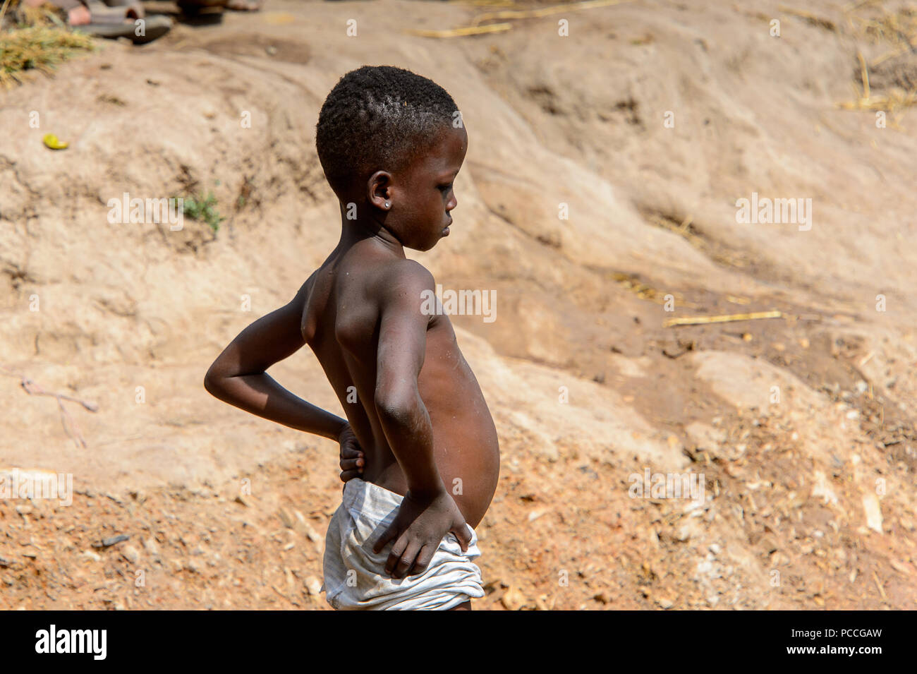 TECHIMAN, GHANA - Jan 15, 2017: niño ghanés no identificado en calzoncillos  blancos en el día de lavado, que cada domingo Fotografía de stock - Alamy