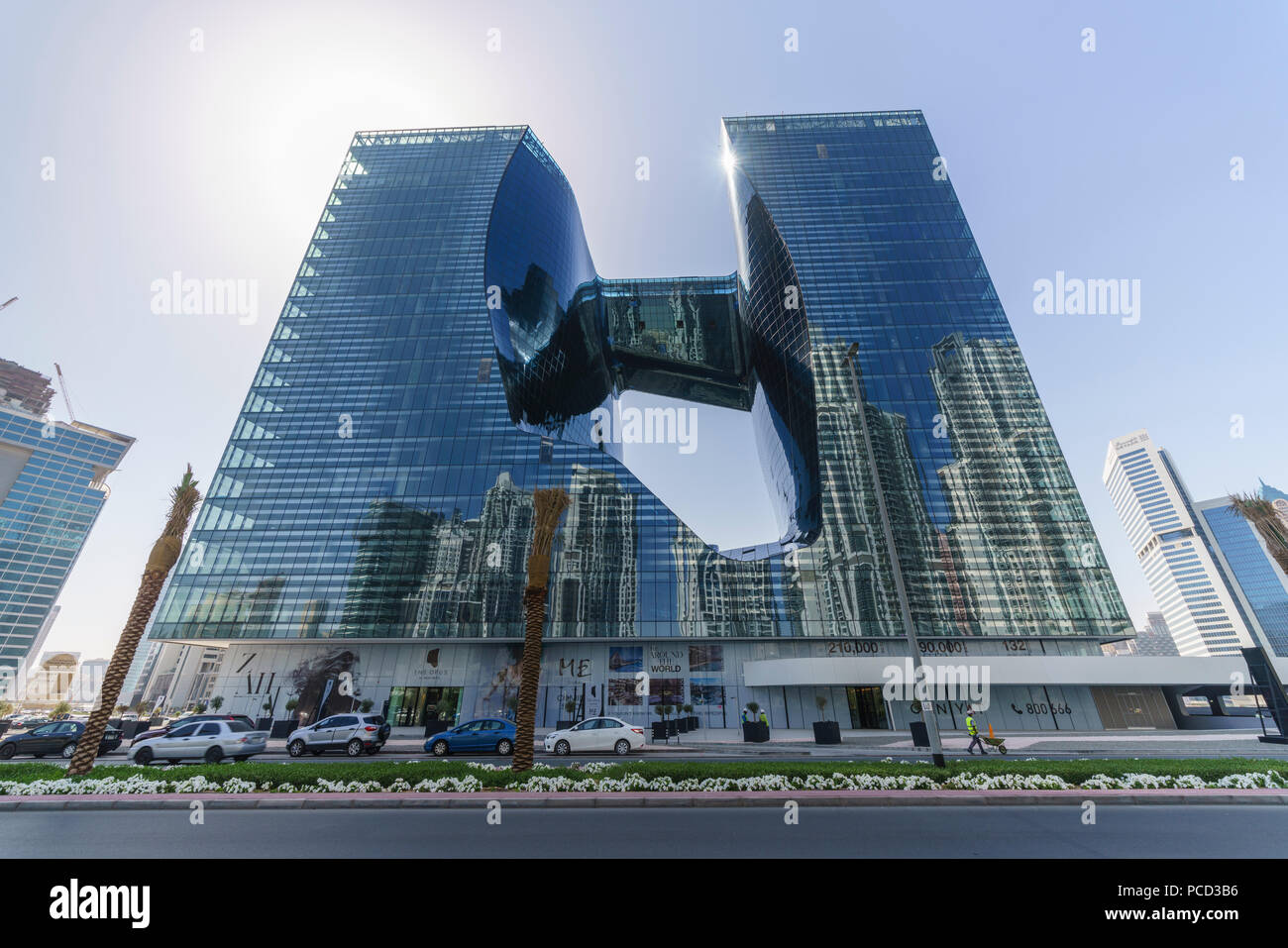 El Opus edificio diseñado por el arquitecto Zaha Hadid, Business Bay, Dubai, Emiratos Árabes Unidos, Oriente Medio Foto de stock