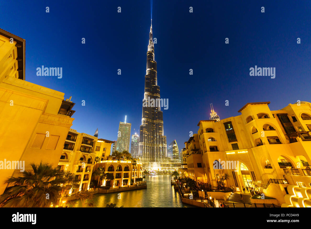 Burj Khalifa y el lago, en el centro de la ciudad, Dubai, Emiratos Árabes Unidos, Oriente Medio Foto de stock