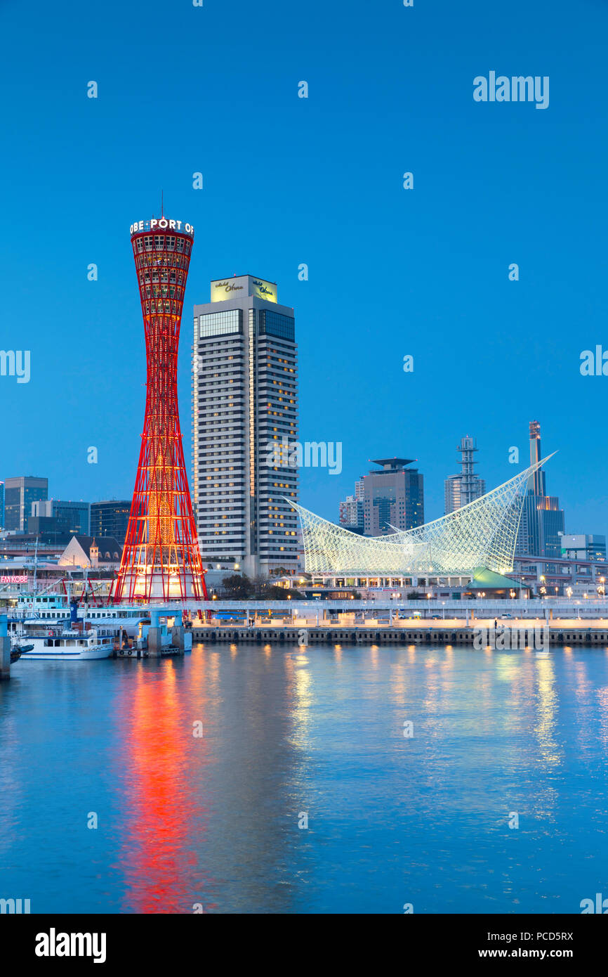 Torre de puerto y museo marítimo al anochecer, Kobe, Kansai, Japón, Asia Foto de stock