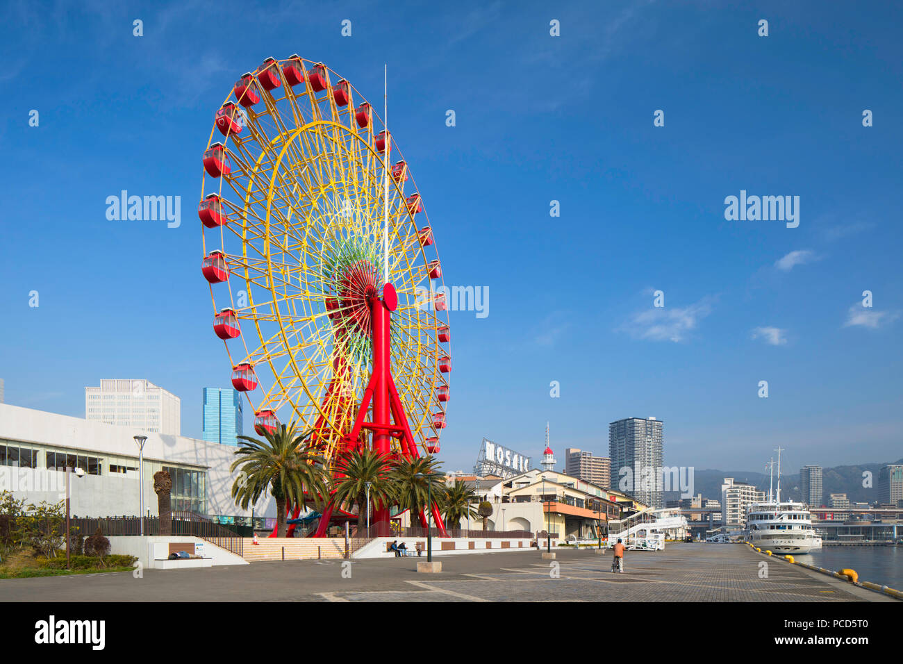 Rueda de Ferris en Harbour, Kobe, Kansai, Japón, Asia Foto de stock